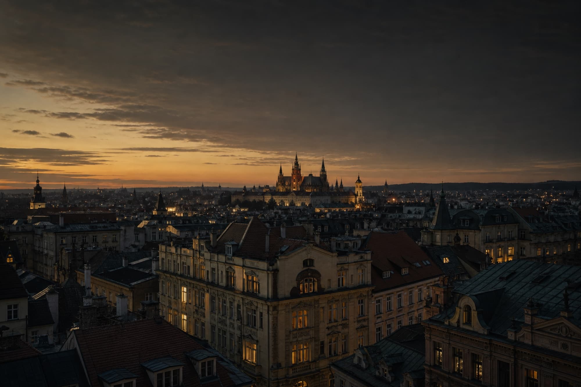Panorama střech Prahy za soumraku
