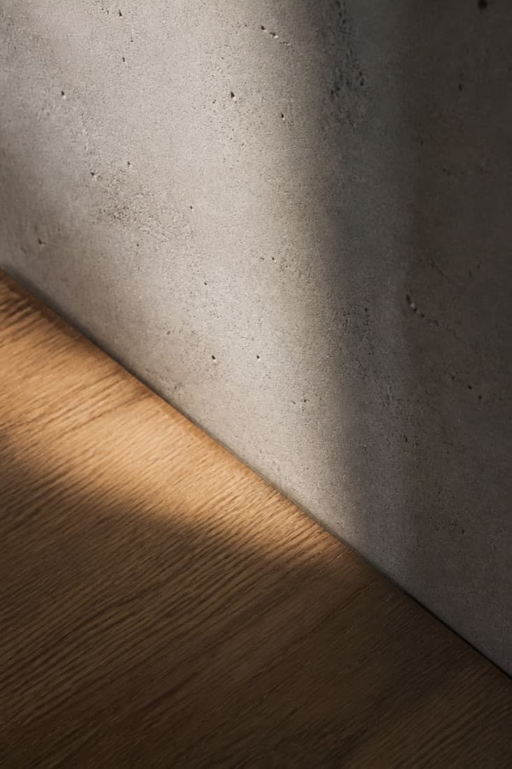 Detail materiálů — beton a dub